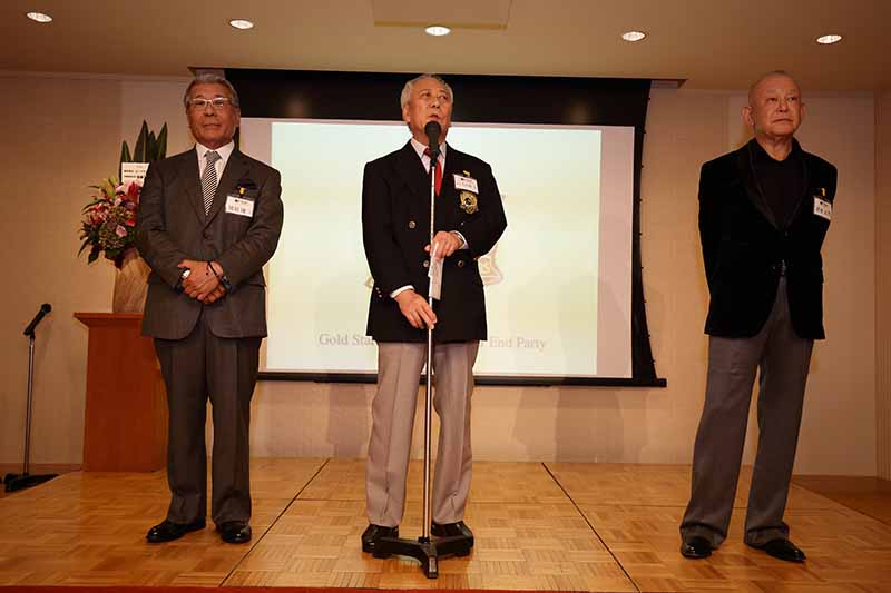 新会員の黒須さん（左側）と清水さん（右側）を紹介する大久保副会長（中央）